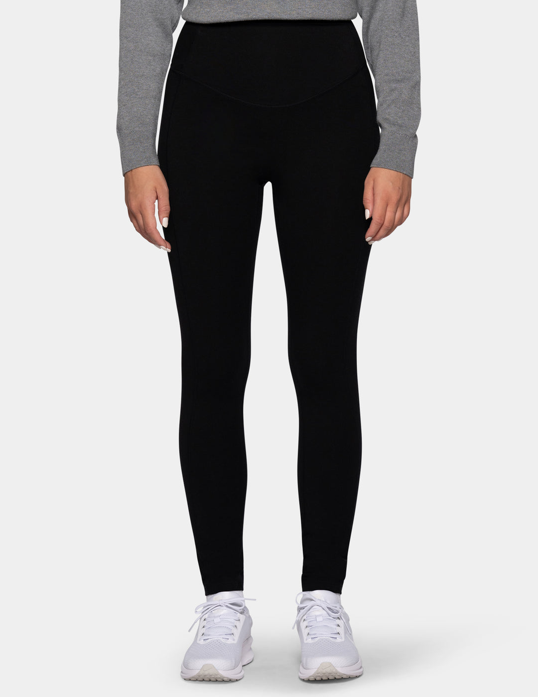 A model wearing black leggings.