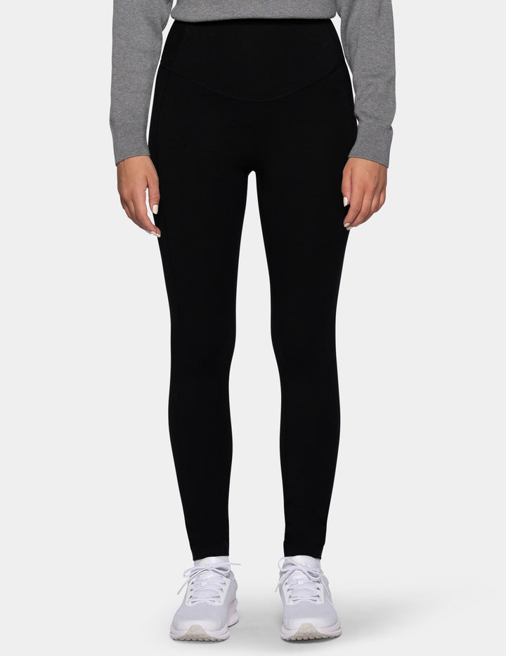 A model wearing black leggings.