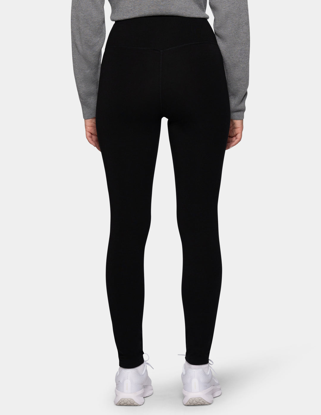 A model wearing black leggings.