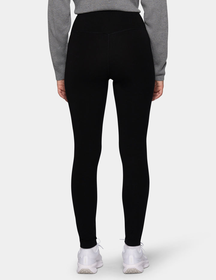 A model wearing black leggings.