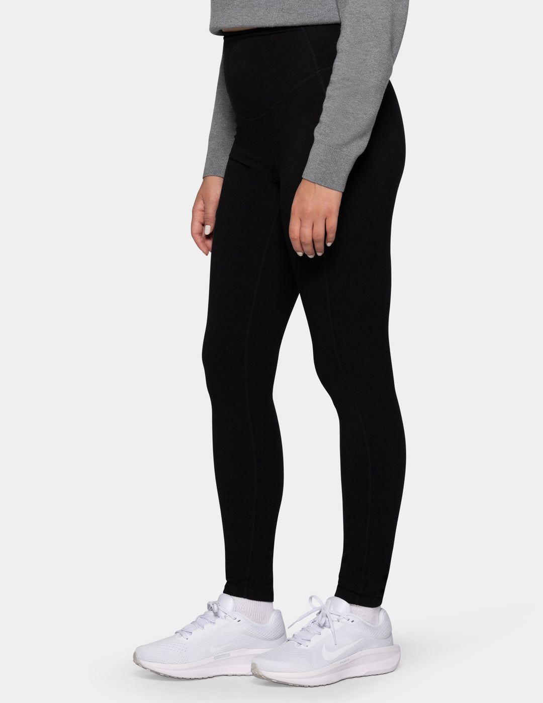 A model wearing black leggings.