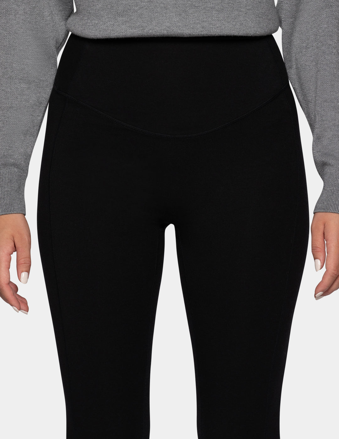 A model wearing black leggings.