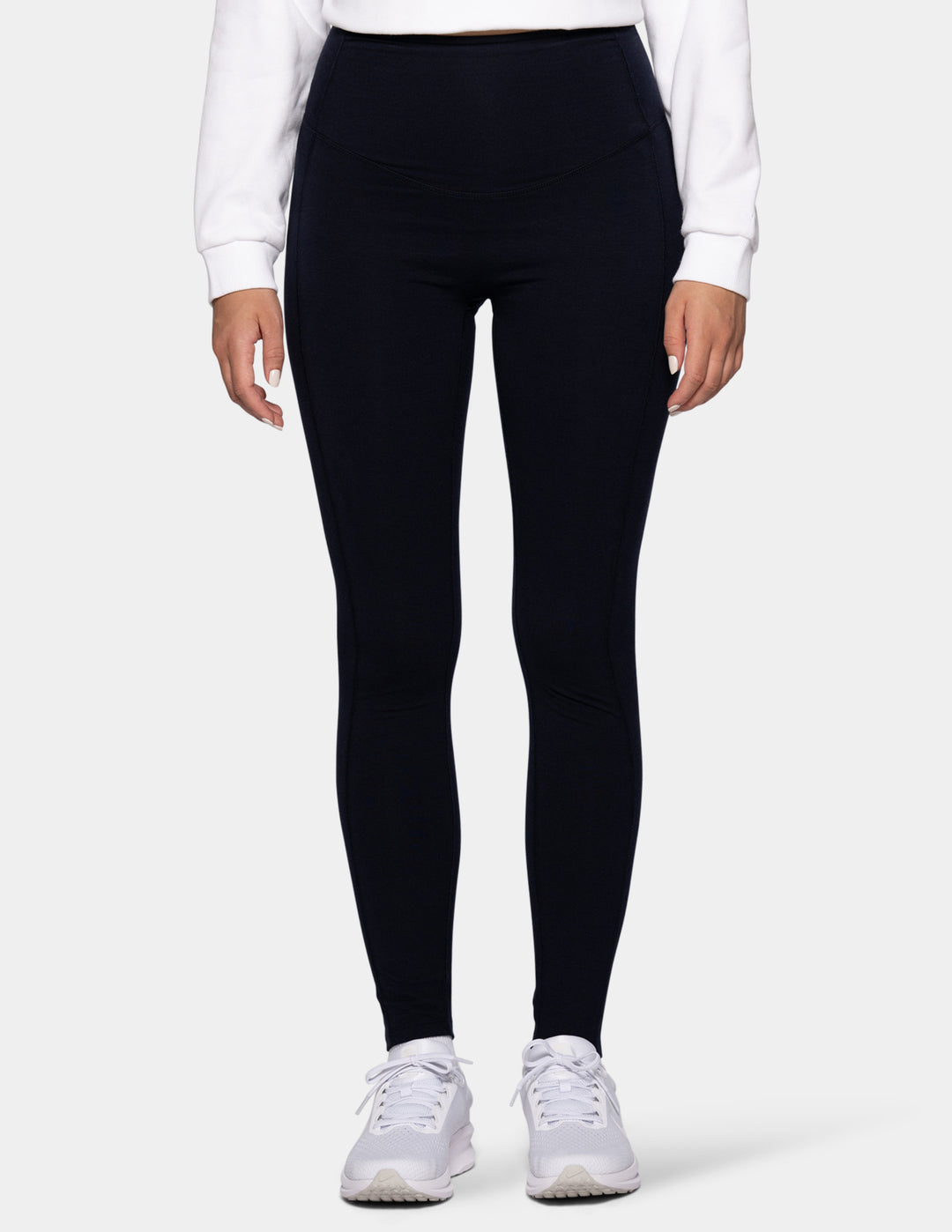 A model wearing navy leggings.