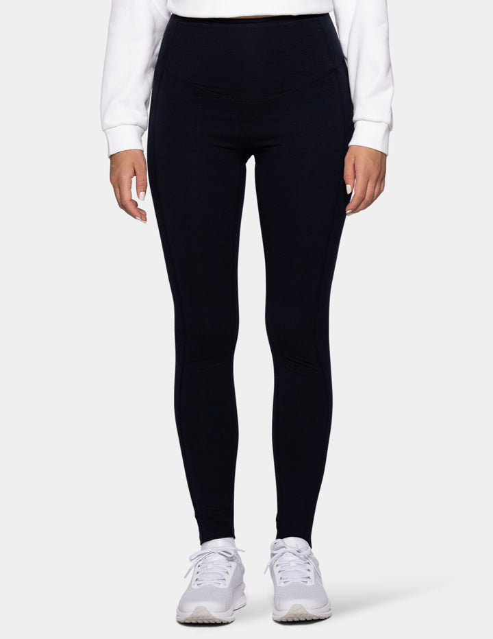 A model wearing navy leggings.