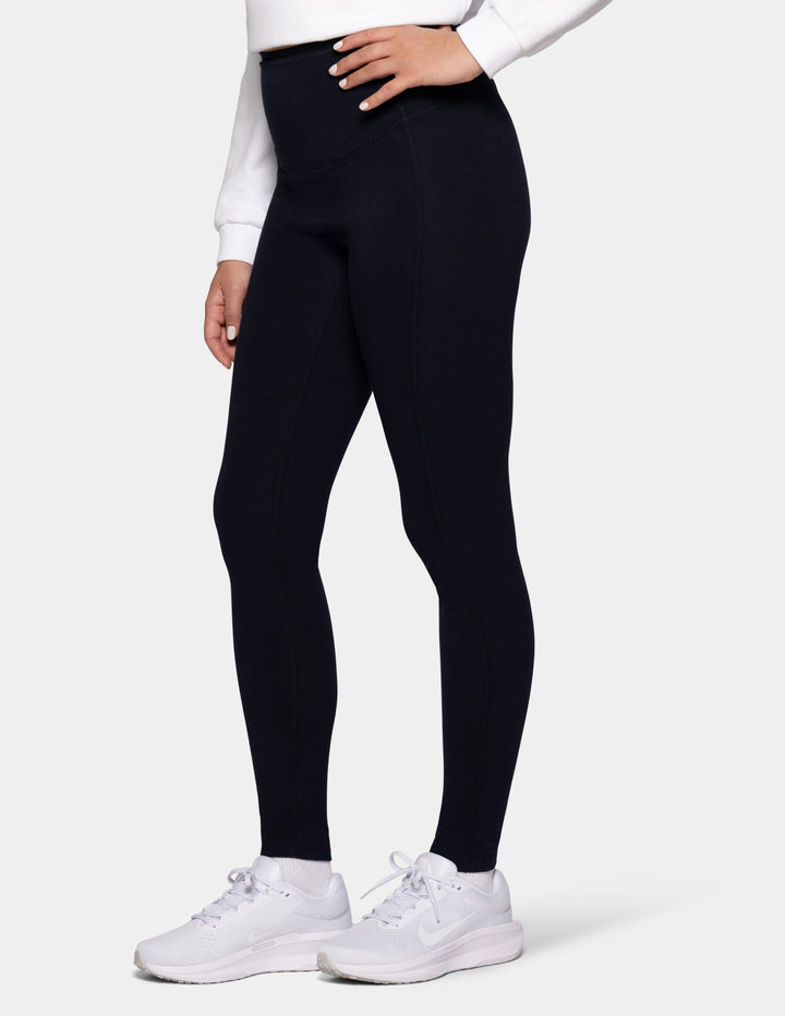 A model wearing navy leggings.