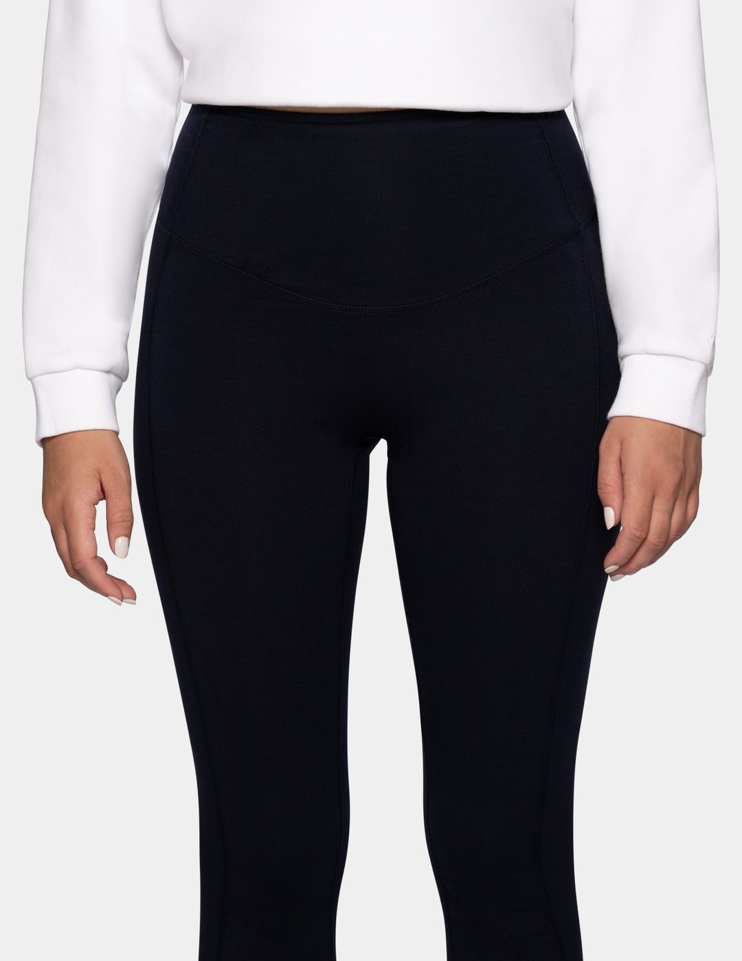 A model wearing navy leggings.