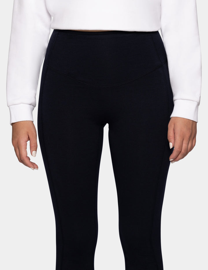 A model wearing navy leggings.