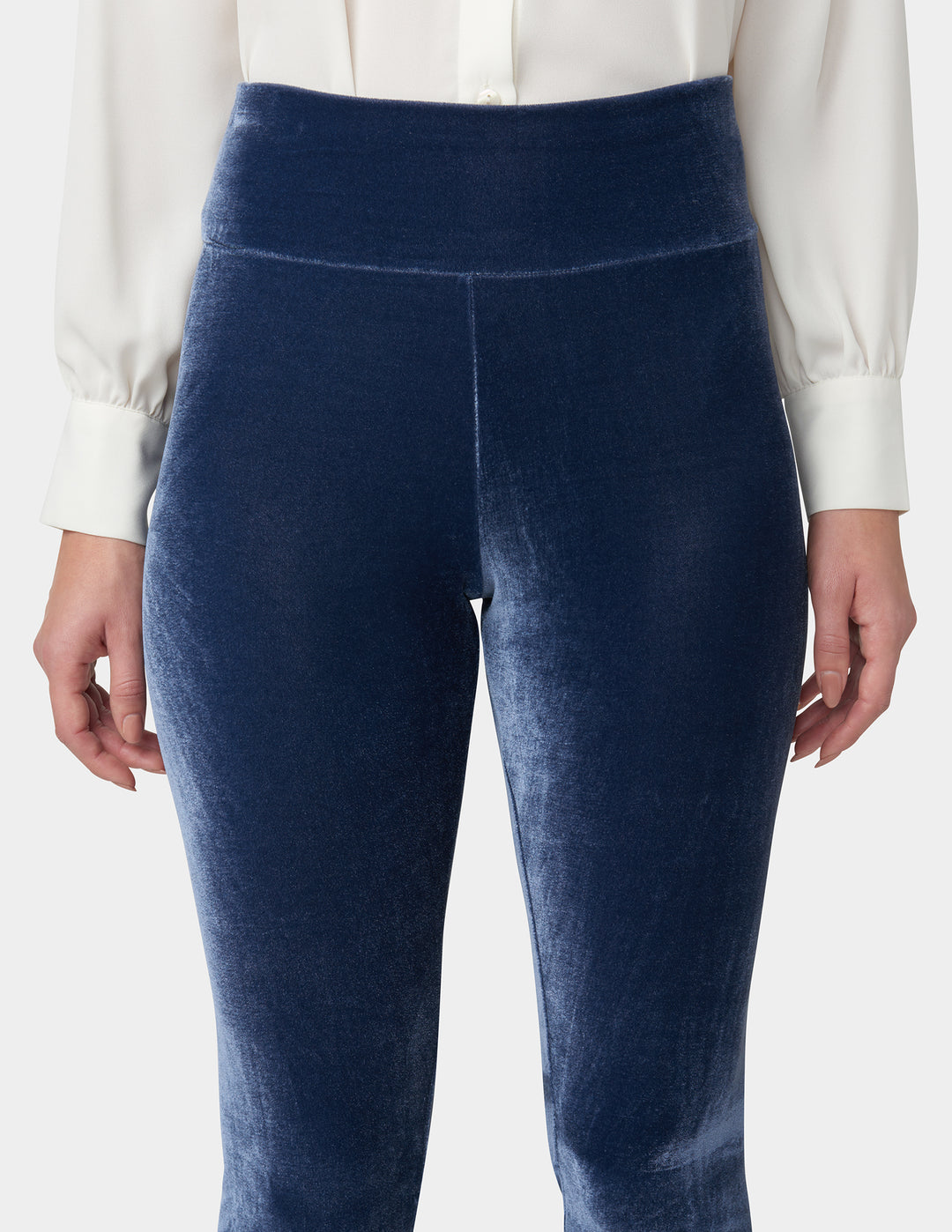 Woman wearing Peacoat velvet leggings